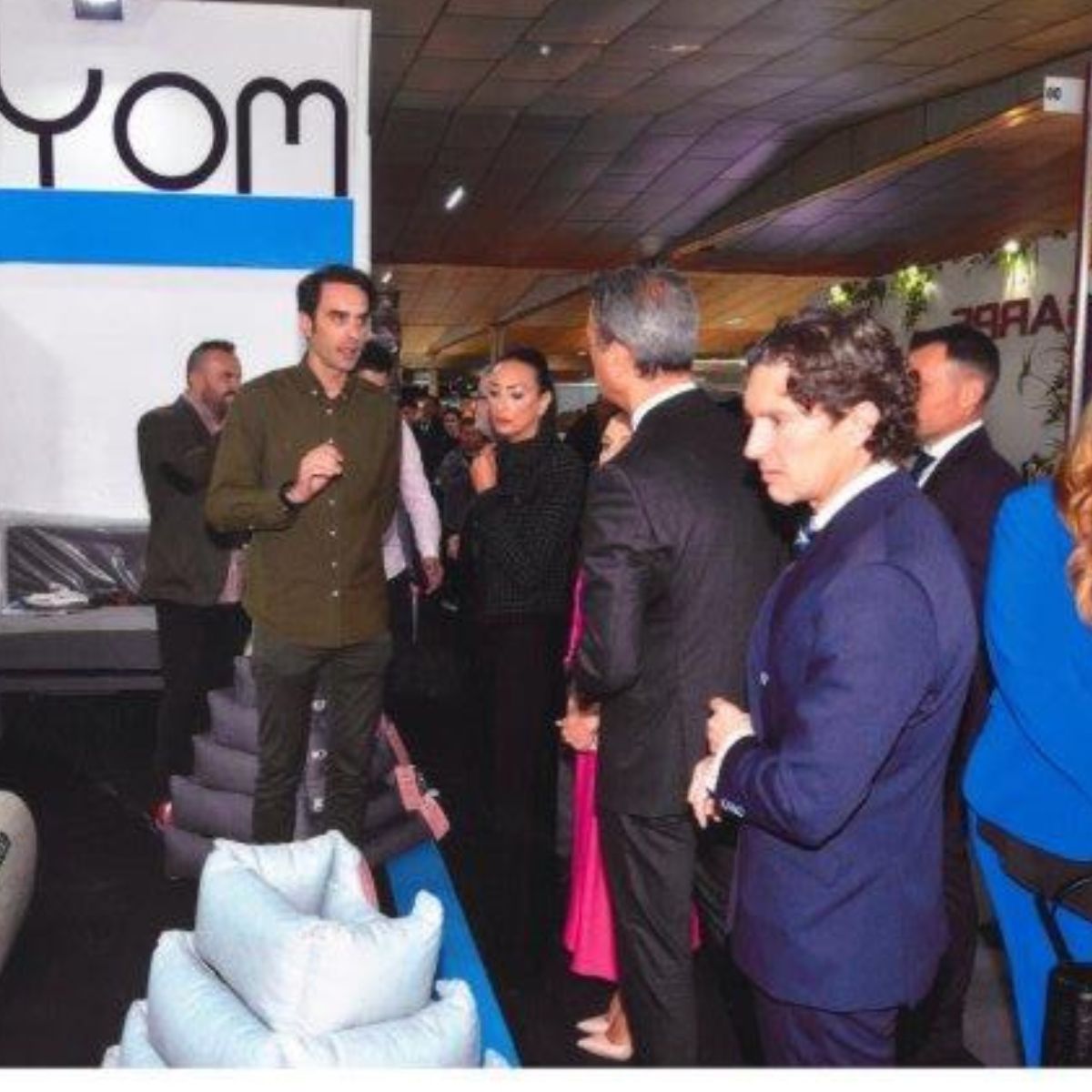 Equipo de MyC en una feria del sector