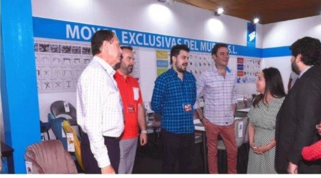 Visitantes en el stand de Moyca