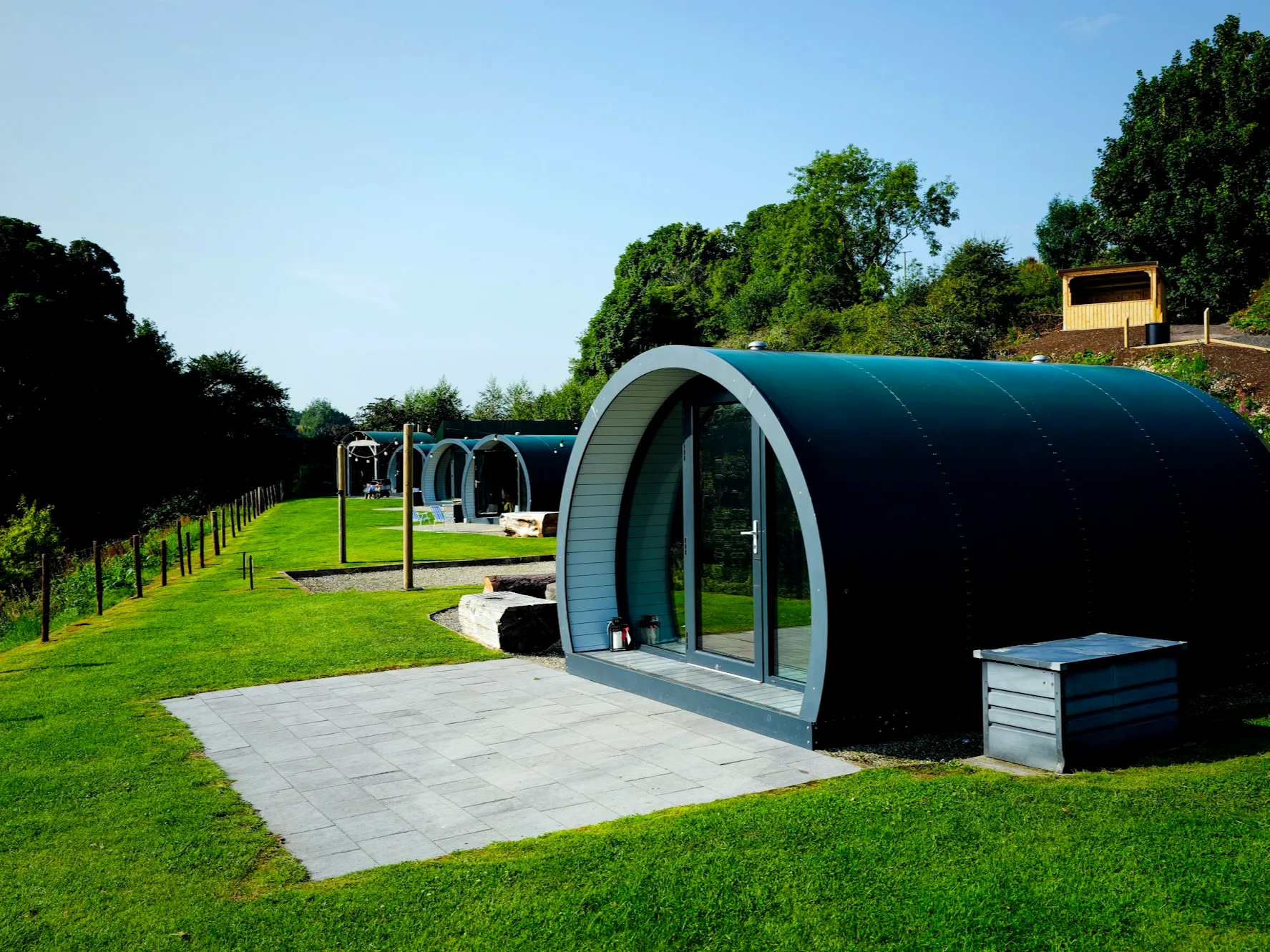 Cápsulas de glamping instaladas en parcelas de césped