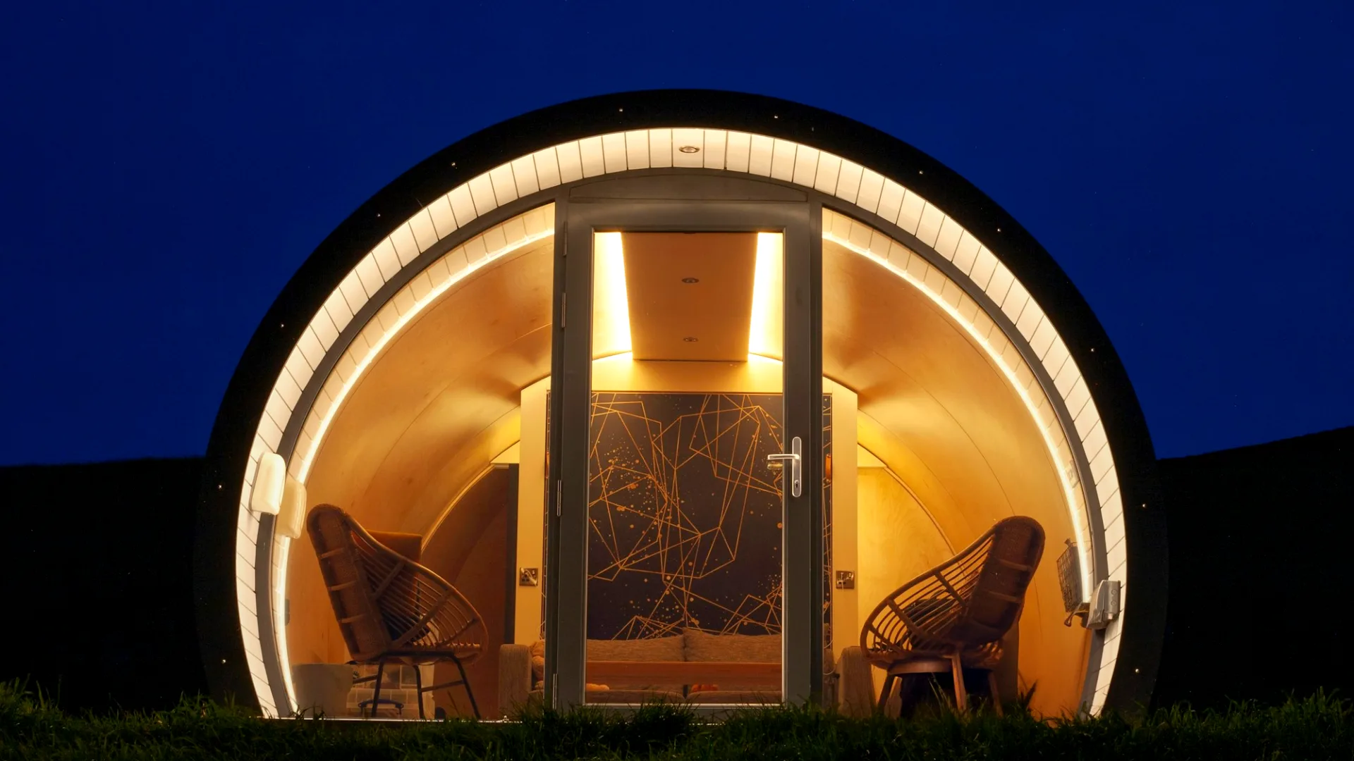 Alojamiento cápsula iluminado de noche en un glamping